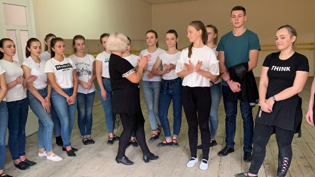 Викладач кафедри музикознавства Людмила Щур проводить ритмічні вправи